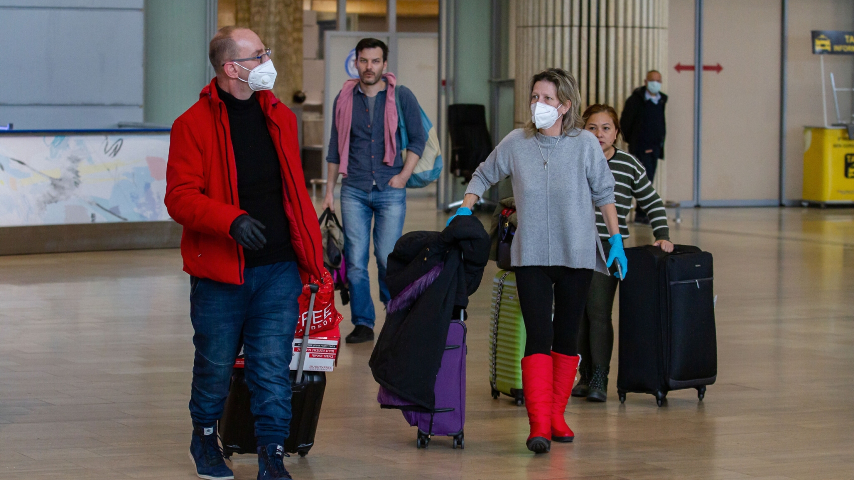 People wearing face masks for fear of the coronavirus at the Ben Gurion International Airport on February 27, 2020. Photo by Flash90 *** Local Caption *** וירוס
קורונה
מגפה
סין
שדה תעופה